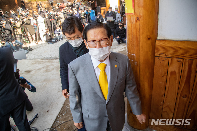 [가평=뉴시스]김선웅 기자 = 이만희 신천지예수교 증거장막성전 총회장이 2일 오후 경기 가평 신천지 평화의 궁전에서 열린 코로나바이러스 감염증(코로나19) 사태 관련 기자회견을 마치고 연수원 건물로 향하고 있다. 2020.03.02.photo@newsis.com