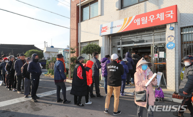 [제주=뉴시스]우장호 기자 = 신종 코로나바이러스 감염증(코로나19)이 확산 중인 2일 공적 판매처로 지정된 제주시 애월읍 애월우체국에서 시민들이 마스크를 구매하기 위해 줄을 서고 있다. 2020.03.02.   woo1223@newsis.com