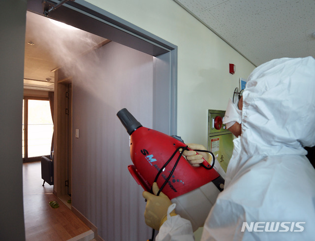 [대구=뉴시스] 이무열 기자 = 신종 코로나바이러스 감염증(코로나19) 생활치료센터로 지정된 2일 대구 동구 신서동 교육부 중앙교육연수원에서 방역업체 관계자들이 방역작업을 하고 있다. 2020.03.02.lmy@newsis.com