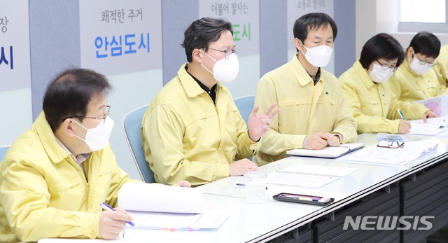 [서울=뉴시스]최진석 기자 = 채현일(왼쪽 두번째) 영등포구청장이 2일 오전 서울 영등포구청에서 열린 ‘코로나19 대응 종합대책회의’에 참석해 간부진들과 함께 부서별 대응상황을 공유하고 향후 방역대책에 대해 하고 있다. (사진=영등포구청 제공) 2020.03.02. photo@newsis.com