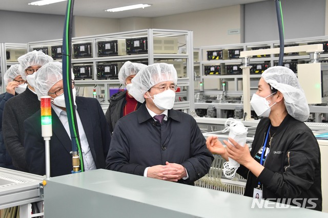 [서울=뉴시스]최진석 기자 = 김용범 기획재정부 차관이 2일 마스크 수급점검 관련 경기도 군포시에 위치한 마스크 제조 업체 파인텍을 방문해 생산현장을 둘러보고 있다. (사진=기획재정부 제공) 2020.03.02.photo@newsis.com