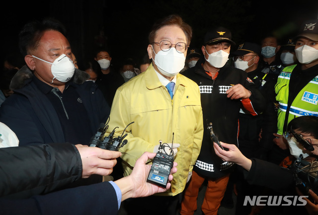 [가평=뉴시스] 이영환 기자 = 이만희 신천지예수교 증거장막성전 총회장의 검체 채취를 위해 2일 오후 경기 가평군 평화연수원을 찾은 이재명 경기도지사가 평화연수원을 나서 취재진의 질문에 답하고 있다. 이만희 총회장은 이재명 지사를 피해 과천 보건소에서 검사를 받은 것으로 알려졌다. 2020.03.02.   20hwan@newsis.com