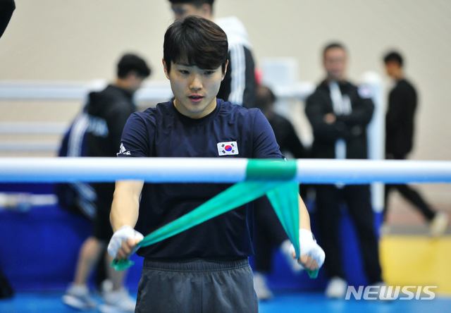 [암만(요르단)=뉴시스] 채정병 기자 = 2일(현지시간) 도쿄 올림픽 복싱 아시아-오세아니아 지역 예선에 참가하는 대표팀 오연지(-60kg/울산시체육회)선수가 대회개막을 하루 앞두고 몸풀기를 하고 있다. 대표팀 주장 이종승(-63kg/서울시청) 선수는 인터뷰에서 “어렵게 요르단에 입성했지만 제공되는 숙소, 음식 모두 만족하며, 선수들 분위기와 컨디션은 최상”이라고 말하고 “좋은 결과 낼 수 있도록 최선을 다하겠다.”고 포부를 밝혔다. 현재 요르단은 코로나19로 한국인 입국을 금지한 상태지만 대표팀 13명에 대한 전원 음성 결과를 바탕으로 조건부 입국을 허용했다. 2020.03.02.chae0191@newsis.com