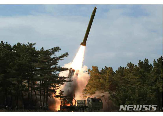 [서울=뉴시스] 북한이 2일 화력훈련에서 발사했다고 노동신문이 3일 보도한 초대구경방사포 발사장면. (출처=노동신문) 2020.03.03. 