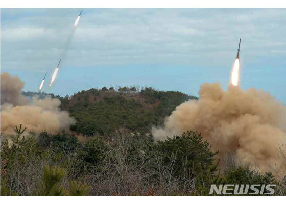 [서울=뉴시스] 북한 노동당 기관지 노동신문은 김정은 국무위원장이 지난 2일 인민군 전선장거리포병구분대들의 화력타격훈련장을 찾았다고 보도하며 현장 사진을 공개했다. 2020.03.03. (사진=노동신문 캡처) photo@newsis.com 