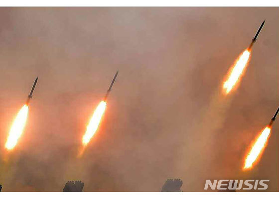 [서울=뉴시스] 북한 노동당 기관지 노동신문은 3일 "김정은 동지께서 3월2일 인민군 전선장거리포병구분대들의 화력타격훈련장을 찾으시고 훈련혁명의 불길을 더 높이 지펴올려주셨다"고 밝혔다. 2020.03.03. (사진=노동신문 캡처) photo@newsis.com