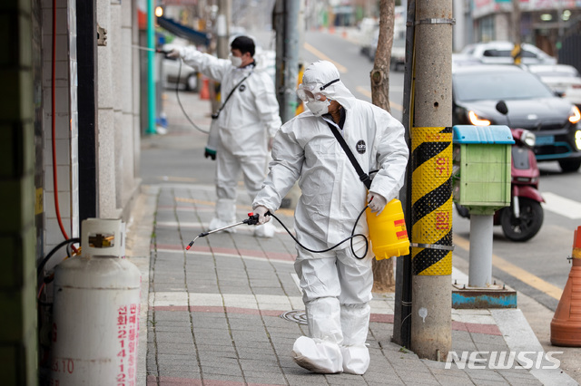 [증평=뉴시스] 김재광 기자 = 충북 증평군은 코로나19에 대비하기 위해 예비비 1억7000만 원을 들여 열화상카메라, 레벨D 보호복 등 물품을 구매한다고 3일 밝혔다.(사진=증평군 제공)2020.03.03 photo@newsis.com