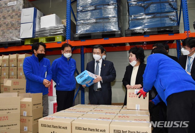 [세종=뉴시스] 김용범 기획재정부 차관이 3일 마스크 공적판매 관련 인천 계양구에 있는 의약품 유통업체 ㈜지오영을 방문, 관계자로부터 물류센터에 대한 설명을 듣고 있다. (기재부 제공)