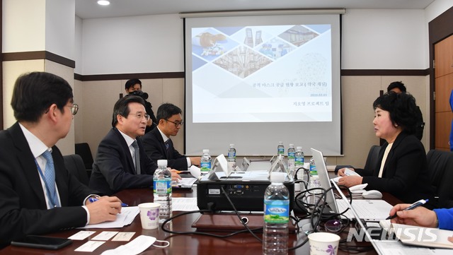 [세종=뉴시스] 김용범 기획재정부 차관이 3일 마스크 공적판매 관련 인천 계양구에 있는 의약품 유통업체 ㈜지오영을 방문, 간담회에서 모두발언을 하고 있다. (기재부 제공) 