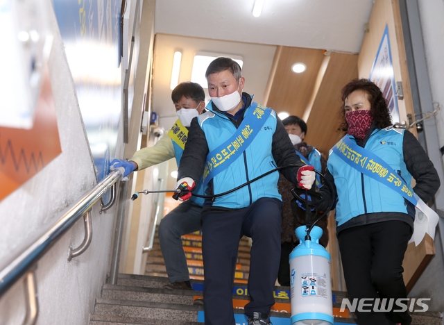 [광명=뉴시스]2일 광명시 관계자들이 관내 영업소 등을 대상으로 방역 작업을 실시하고 있다.(광명시 제공)