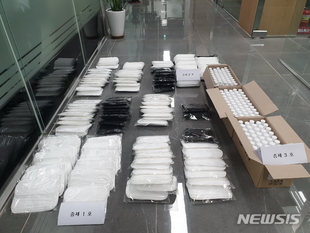 [천안=뉴시스]이종익 기자 = 충남 천안서북경찰서가 자국인들에게 미인증 마스크를 판매한 태국 국적의 2명으로부터 압수한 증거물. 뉴시스DB.