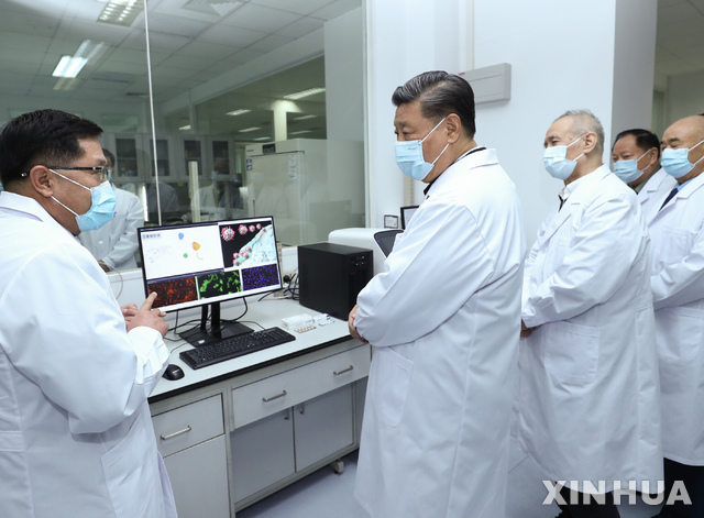 [베이징=신화/뉴시스] 2일 시진핑(習近平) 주석 등 일행이 베이징 군사의학연구소에서 신종 코로나바이러스 감염증(코로나19) 치료제와 백신 개발과 관련해 관계자의 설명을 듣고 있다. 2020.03.03 