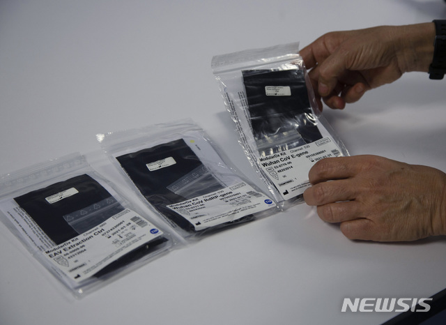 [ 요하네스버그( 남아공)= AP/뉴시스] 코로나 19가 아프리카 대륙의 전체로 확산되고 있는 가운데 지난 2월 20일 남아프리카 요하네스버그에서 열린 아프리카 코로나19 워크숍에서 검사용 키트가 선보이고 있다.&nbsp;&nbsp;&nbsp; 