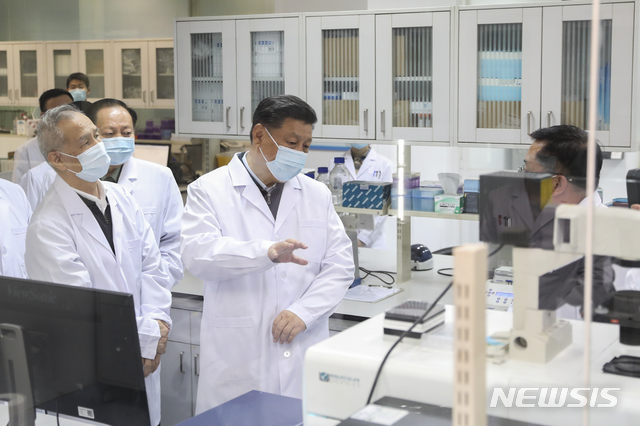 [베이징=AP/뉴시스]시진핑(가운데) 중국 국가주석이 2일(현지시간) 베이징의 중국 군사의학연구원을 방문해 연구진과 얘기하고 있다. 시 주석은 연구진을 격려하고 신종 코로나바이러스 감염증(코로나19) 백신과 치료제 개발에 박차를 가할 것을 주문하면서 "코로나19의 근원과 전파 경로를 연구할 것"을 지시했다. 2020.03.03. 
