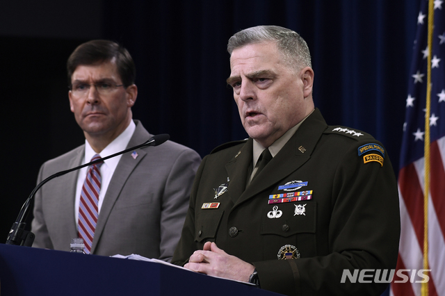[워싱턴=AP/뉴시스]마크 밀리(오른쪽) 미 합참의장이 2일(현지시간) 미 국방부에서 마크 에스퍼 국방장관과 함께 기자회견을 하고 있다. 밀리 합참의장은 주한미군의 신종 코로나바이러스 감염증(코로나19)과 관련해 에스퍼 장관의 지시에 따라 한국에 의료진 추가 파견 및 마스크와 장갑, 보호복 같은 개인 보호장비를 보낼 것이라고 밝혔다. 주한미군에서는 코로나19 확진자가 4명 나왔으며 에스퍼 장관은 이에 대해 모든 시나리오에 대비하고 있다고 말했다. 2020.03.03.