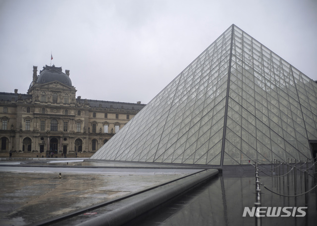 [파리=AP/뉴시스] 신종 코로나 바이러스 감염증(코로나19)확산에 1일부터 프랑스 파리 루브르 박물관이 문을 닫았다. 사진은 루브르 박물관 전경. 2020.03.03 