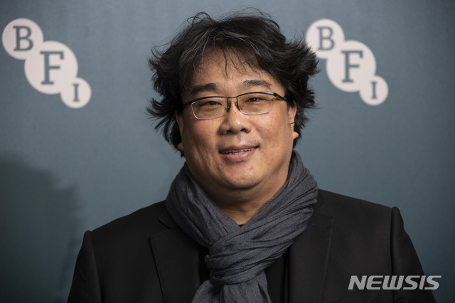 [런던=AP/뉴시스]봉준호 감독이 2일(현지시간) 영국 런던의 런던호텔에서 열린 배우 틸다 스윈턴을 위한 영국영화협회(BFI) 펠로우십 리셉션에 도착해 자신의 이름이 쓰인 카드를 들고 포즈를 취하고 있다. 스윈턴은 봉준호 감독의 영화 '설국열차'와 '옥자'에 출연해 친분을 쌓은 바 있으며 HBO가 제작하는 미드 '기생충'의 여주인공으로 물망에 올라있다. 2020.03.03. 