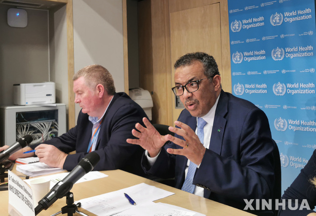 [제네바=신화/뉴시스]테워드로스 아드하놈 거브러여수스 세계보건기구(WHO) 사무총장이 2일(현지시간) 스위스 제네바의 WHO 본부에서 신종 코로나바이러스 감염증(코로나19)에 관한 일일 브리핑을 하고 있다. 거브러여수스 사무총장은 "한국과 이탈리아, 이란, 일본에서의 코로나19 확산이 가장 큰 걱정"이라면서도 "한국의 확진 사례는 지역 사회보다는 이미 알려진 5개 집단의 의심 사례에서 비롯된 것으로 보인다"라고 덧붙였다. 2020.03.03.