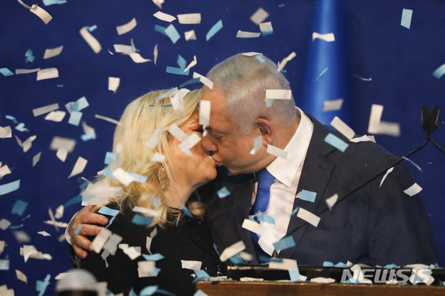 [텔아비브=AP/뉴시스]베냐민 네타냐후 이스라엘 총리가 2일(현지시간) 텔아비브 자신의 당사에서 총선 첫 출구조사 결과가 밝혀진 후 부인 사라와 입 맞추고 있다. 출구조사 결과 네타냐후 총리가 이끄는 집권 리쿠드당은 36~37석을 차지해 최다 의석을 확보할 것으로 전망됐으며 리쿠드당과 뜻을 같이하는 우파와 유대교 종교 정당들까지 포함하면 총 의석(120석)의 과반을 근소하게 넘길 것으로 보인다. 출구조사 예측대로 실제 결과가 나타난다면 네타냐후 총리는 총리직을 유지할 수 있을 것으로 예상된다. 2020.03.03.