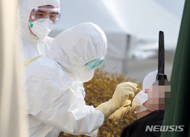 [서울=뉴시스]김근현 기자 = 신종 코로나바이러스 감염증(코로나19) 전담병원 체제에 들어간 서울의료원 의료진이 3일 오전 선별진료소에서 코로나19 진단 검체를 채취하고 있다. 2020.03.03.khkim@newsis.com