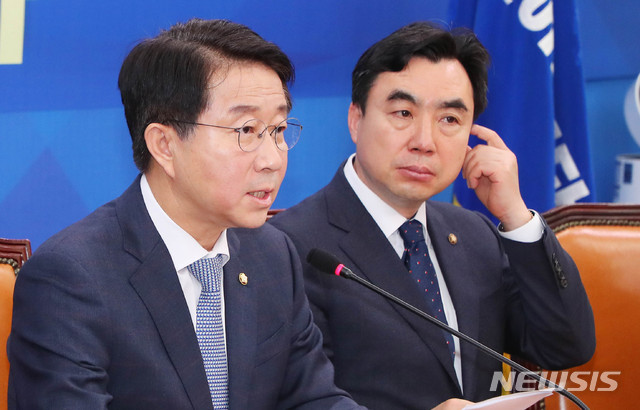[서울=뉴시스] 장세영 기자 = 조정식(왼쪽) 더불어민주당 정책위의장이 03일 서울 여의도 국회에서 열린 더불어민주당 원내대책회의-상임위 간사단 연석회의에 참석해 현안관련 발언을 하고 있다. 2020.03.03. photothink@newsis.com