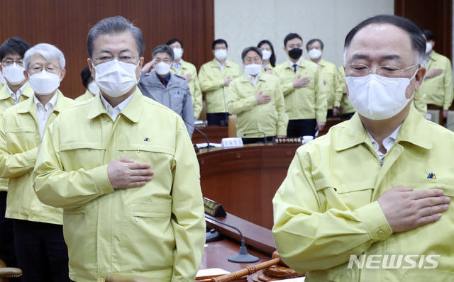 [서울=뉴시스]박영태 기자 = 문재인 대통령이 3일 서울에서 열린 국무회의에 참석해 국기에 대한 경례를 하고 있다. 2020.03.03.since1999@newsis.com