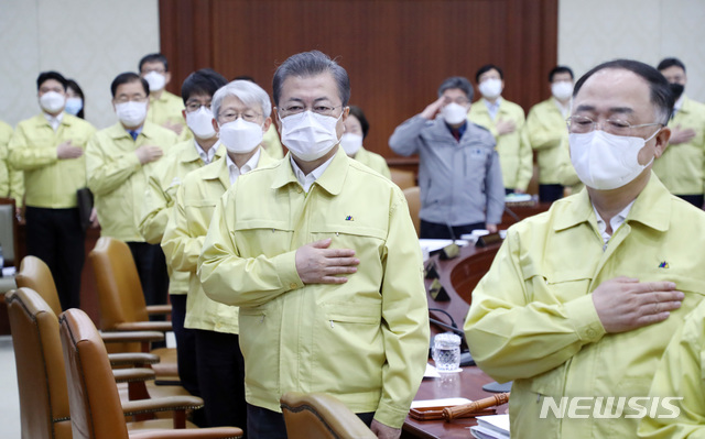 [서울=뉴시스]박영태 기자 = 문재인 대통령이 3일 서울에서 열린 국무회의에 참석해 국기에 대한 경례를 하고 있다. 2020.03.03.since1999@newsis.com