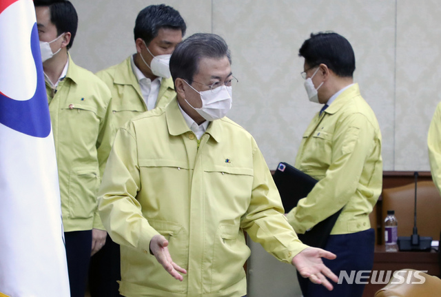 [서울=뉴시스]박영태 기자 = 문재인 대통령이 3일 서울에서 열린 국무회의에 참석하고 있다. 2020.03.03. since1999@newsis.com