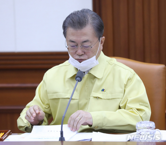 [서울=뉴시스]박영태 기자 = 문재인 대통령이 3일 서울에서 열린 국무회의에 참석해 회의 자료를 살피고 있다. 2020.03.03. since1999@newsis.com