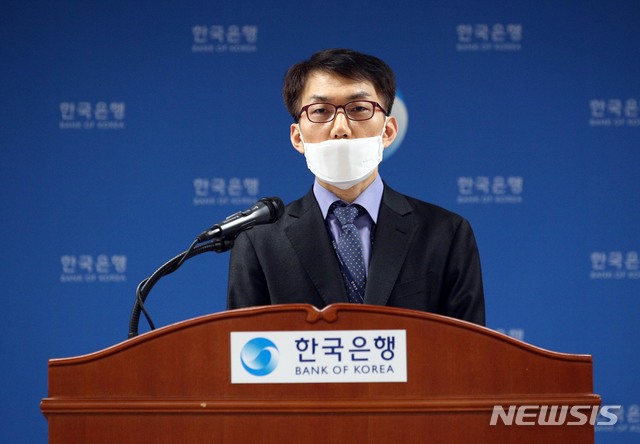 [서울=뉴시스]박성빈 한국은행 경제통계국 국민계정부장이 3일 서울 중구 한국은행에서 열린 2019년 4/4분기 및 연간 국민소득(잠정) 설명회에서 발표하고 있다. (사진=한국은행 제공) 2020.03.03.photo@newsis.com