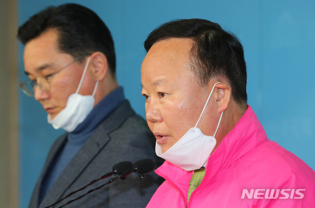 [서울=뉴시스] 장세영 기자 = 김재원 미래통합당 '국민과 함께하는 2020 희망공약 개발단' 총괄단장이 3일 서울 여의도 국회 정론관에서 기자회견을 열고 '코리아포비아 극복' 공약 발표를 하고 있다. 2020.03.03. photothink@newsis.com