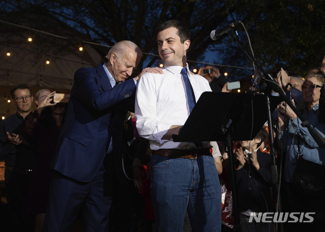 [댈러스=AP/뉴시스]2020년 미국 대선 민주당 예비후보인 조 바이든 전 부통령(왼쪽)이 2일(현지시간) 피트 부티지지 전 사우스벤드시장의 지지 선언을 들으며 감사를 표하고 있다. 2020.03.02.