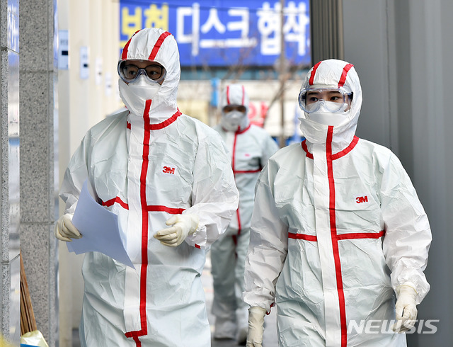 [대구=뉴시스] 이무열 기자 = 신종 코로나바이러스 감염증(코로나19) 지역거점병원인 3일 오전 대구 중구 계명대학교 대구동산병원에서 근무 교대를 하기 위해 의료진이 병동으로 들어가고 있다. 2020.03.03.lmy@newsis.com