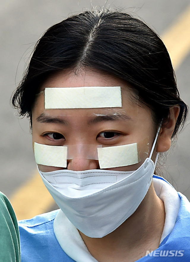 [대구=뉴시스] 이무열 기자 = 신종 코로나바이러스 감염증(코로나19) 지역거점병원인 3일 오전 대구 중구 계명대학교 대구동산병원에서 근무 교대를 준비하는 의료진 얼굴에 반창고가 붙어있다. 2020.03.03. lmy@newsis.com