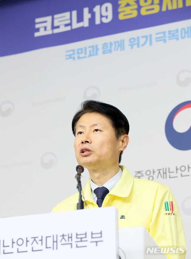 [세종=뉴시스]강종민 기자 = 김강립 중앙재난안전대책본부 제1총괄조정관(보건복지부 차관)이 3일 오후 정부세종청사에서 코로나19 대응현황 등을 브리핑 하고 있다. 2020.03.03.ppkjm@newsis.com