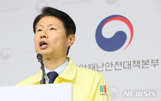 [세종=뉴시스]강종민 기자 = 김강립 중앙재난안전대책본부 제1총괄조정관(보건복지부 차관)이 3일 오후 정부세종청사에서 코로나19 대응현황 등을 브리핑 하고 있다. 2020.03.03. ppkjm@newsis.com