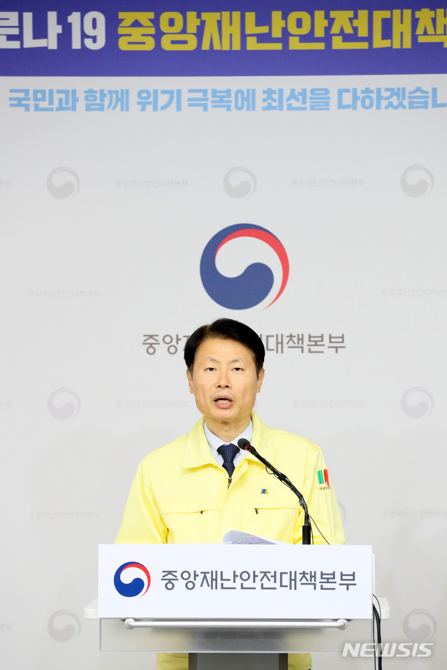 [세종=뉴시스]강종민 기자 = 김강립 중앙재난안전대책본부 제1총괄조정관(보건복지부 차관)이 3일 오후 정부세종청사에서 코로나19 대응현황 등을 브리핑 하고 있다. 2020.03.03.ppkjm@newsis.com