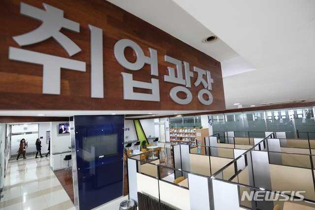 [서울=뉴시스]전신 기자 = 신종 코로나바이러스 감염증(코로나19) 확산 사태로 대다수 기업들이 면접 등 채용일정을 연기는 가운데 3일 서울 한 대학교 취업광장 부스가 텅 비어있다. 2020.03.03. photo1006@newsis.com