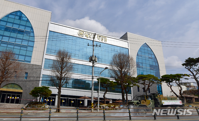 [광주=뉴시스] 류형근 기자 = 신종 코로나 바이러스 감염증(코로나19)이 확산되고 있는 가운데 육군 31보병사단 제독차량이 3일 오전 광주 북구 신천지베드로지성전 앞 도로를 방역하고 있다. 2020.03.03. hgryu77@newsis.com