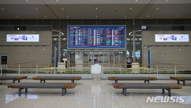 [인천공항=뉴시스] 고범준 기자 = 신종 코로나바이러스 감염증(코로나19)의 확산세가 계속되고 있는 3일 인천국제공항 제2터미널 입국장이 한산한 모습을 보이고 있다. 2020.03.03.&nbsp; bjko@newsis.com