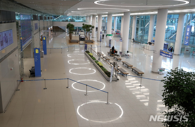 [인천공항=뉴시스] 고범준 기자 = 신종 코로나바이러스 감염증(코로나19)의 확산세가 계속되고 있는 3일 인천국제공항 제2터미널 입국장이 한산한 모습을 보이고 있다. 2020.03.03.&nbsp; bjko@newsis.com