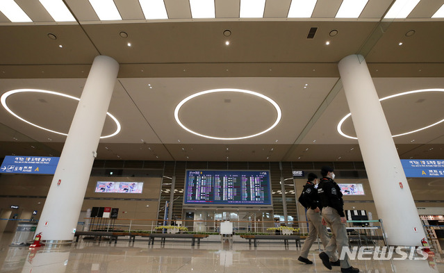 [인천공항=뉴시스] 고범준 기자 = 신종 코로나바이러스 감염증(코로나19)의 확산세가 계속되고 있는 3일 인천국제공항 제2터미널 입국장이 한산한 모습을 보이고 있다. 2020.03.03.&nbsp; bjko@newsis.com