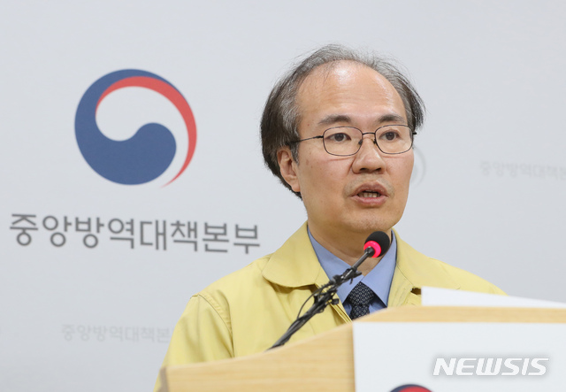 [청주=뉴시스]강종민 기자 = 권준욱 중앙방역대책본부 부본부장이 3일 오후 충북 청주 질병관리본부에서 신종 코로나바이러스 감염증(코로나19) 국내 발생 현황에 대해 브리핑하고 있다. 2020.03.03. ppkjm@newsis.com