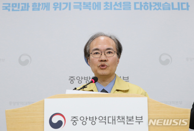 [청주=뉴시스]강종민 기자 = 권준욱 중앙방역대책본부 부본부장이 3일 오후 충북 청주 질병관리본부에서 신종 코로나바이러스 감염증(코로나19) 국내 발생 현황에 대해 브리핑하고 있다. 2020.03.03. ppkjm@newsis.com