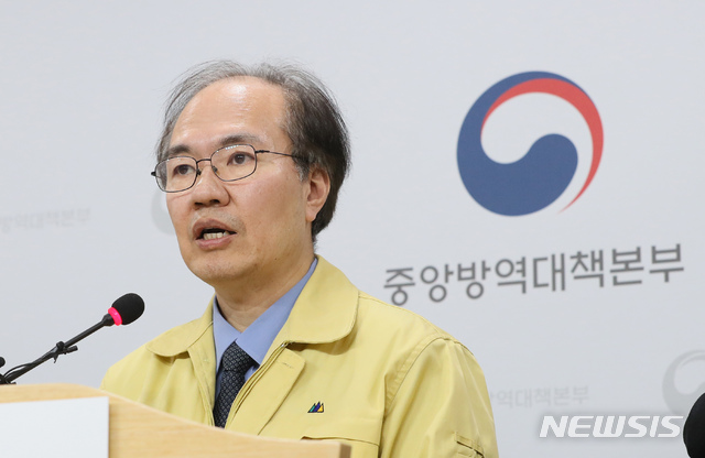 [청주=뉴시스]강종민 기자 = 권준욱 중앙방역대책본부 부본부장이 3일 오후 충북 청주 질병관리본부에서 신종 코로나바이러스 감염증(코로나19) 국내 발생 현황에 대해 브리핑하고 있다. 2020.03.03. ppkjm@newsis.com
