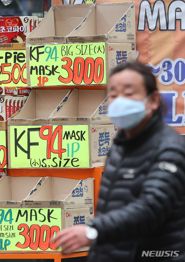 [서울=뉴시스]박주성 기자 = 신종 코로나바이러스 감염증(코로나19) 예방책인 마스크의 수급이 원할하지 않아 품귀 현상이 계속되면서 시민들 불만이 커지고 있는 가운데 지난 3일 오후 서울 중구 명동 상점에서 팔던 마스크 상자가 비어 있다. 2020.03.03. park7691@newsis.com