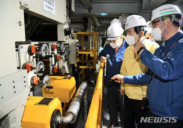 [서울=뉴시스]정세균 국무총리가 지난달 3일 오후 경북 구미시 도레이첨단소재를 방문해 마스크 원자재인 MB필터 생산 현황을 점검하고 있다. (사진=총리실 제공) 2020.03.03.photo@newsis.com