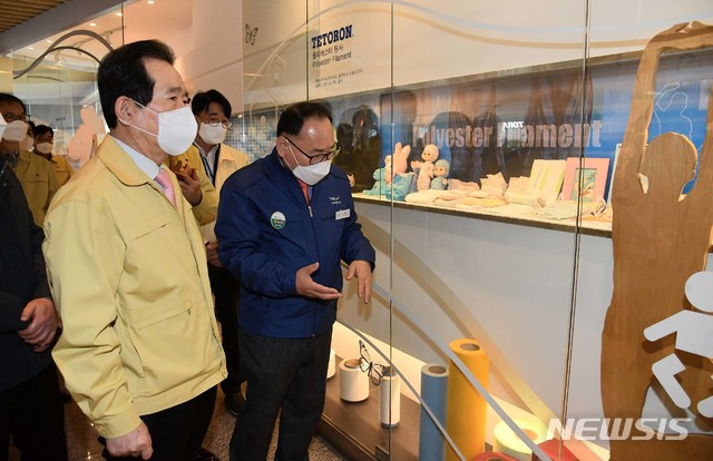 [서울=뉴시스]정세균 국무총리가 3일 오후 경북 구미 소재 마스크 필터 생산업체를 방문해 관계자 설명을 듣고 있다. (사진=총리실 제공) 2020.03.03. photo@newsis.com