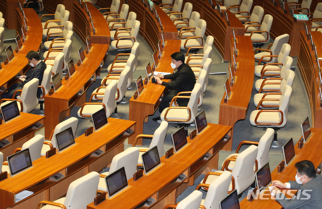 [서울=뉴시스]김명원 기자 = 3일 서울 여의도 국회에서 열린 제376회국회(임시회) 제6차 본회의 '경제 분야 대정부질문'에서 의원들의 질문과 국무위원들의 답변이 이어지는 가운데 이석한 의원들이 많아 빈자리가 많다. 2020.03.03. kmx1105@newsis.com