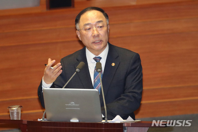 [서울=뉴시스] 김진아 기자 = 홍남기 경제부총리 겸 기획재정부 장관이 3일 서울 여의도 국회에서 열린 제376회국회(임시회) 제6차 본회의 경제 분야 대정부질문에서 박주현 민주통합의원모임 의원 질의에 답하고 있다. 2020.03.03. bluesoda@newsis.com